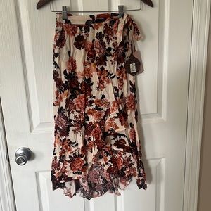 High low wrap skirt brand new with tags. Size xs and floral print from Knox Rose